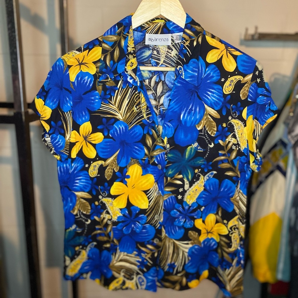 Appàrenza Vintage Blue & Yellow Floral Collared Button Down